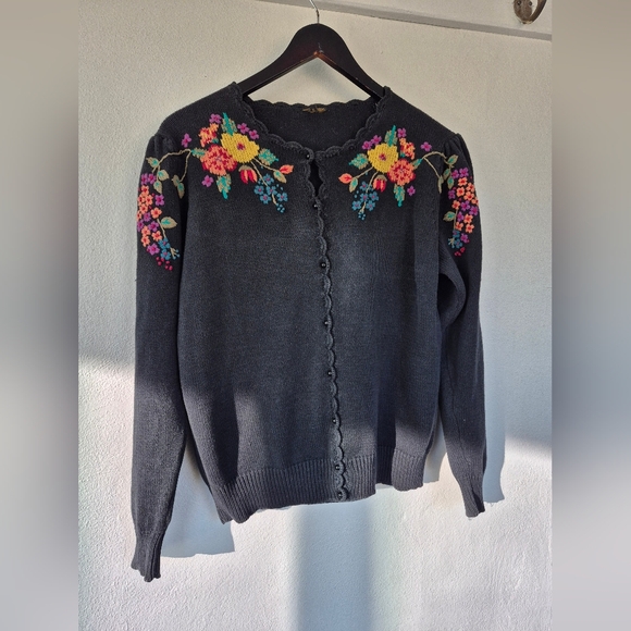 Vintage Sweaters - 100% Cotton Adorable Cottagecore Vintage Cardigan Embroidered Flowers Medium